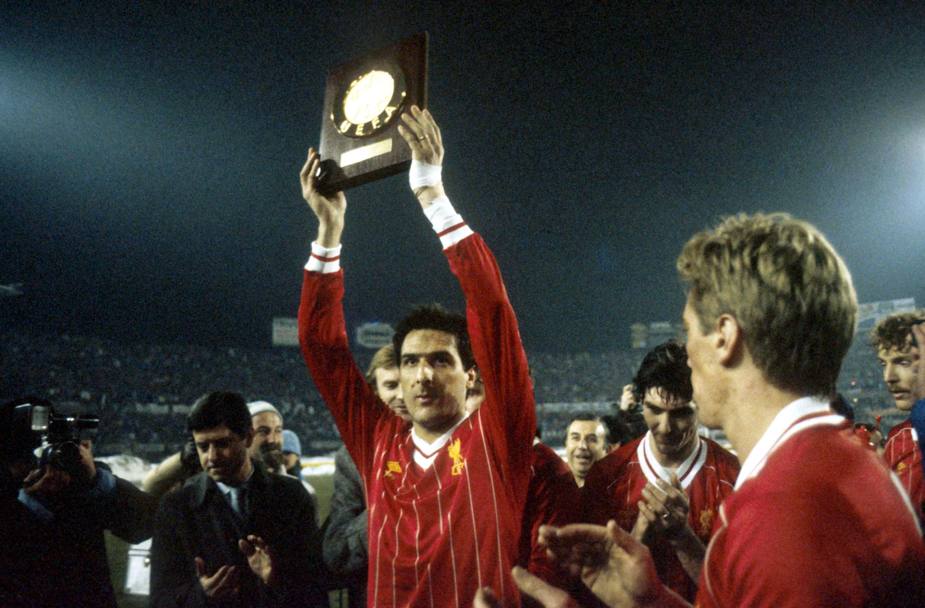 Uno dei tanti trofei vinti con la Juventus, la Supercoppa Europea 1985 contro il Liverpool, maglia che Gaetano indossa a fine partita (Omega)
